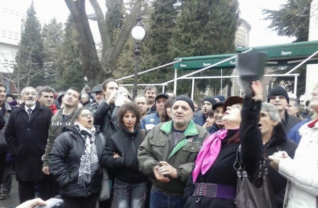 Работници от Ремотекс протестираха пред областна администрация