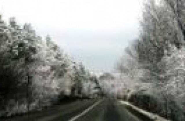 На път само с подходящи гуми и съобразена скорост, препоръчват от АПИ