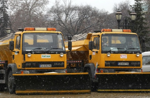 52 снегопочистващи машини работят в София