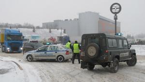 Заради лошото време отбиват камионите пътуващи към Румъния