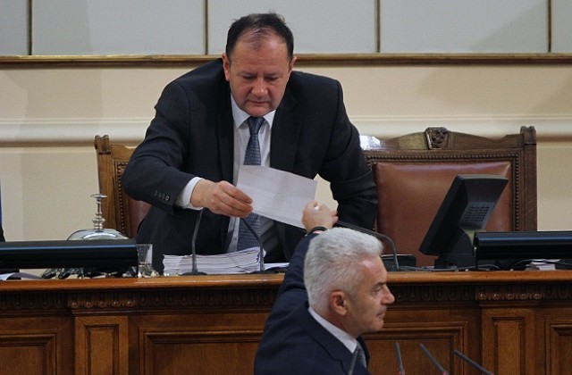 Ученици: Политиците могат да подсилят имунитета си ако не лъжат