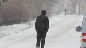 Минусови температури снеговалежите спират от запад