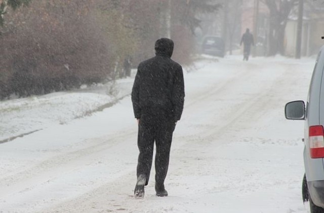 Минусови температури, снеговалежите спират от запад