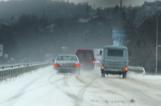 Затвориха част от магистрала „Хемус в посока Варна заради аварирал автобус