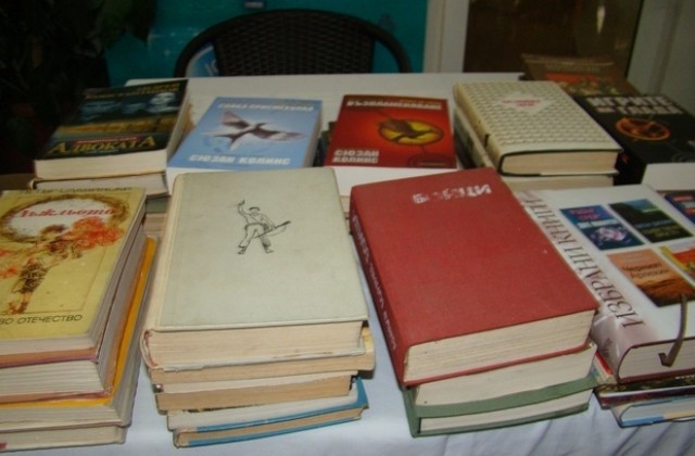Младежите от ГЕРБ даряват книги на селски читалища
