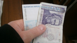 Арестуваха двама изнудвали момче за пари