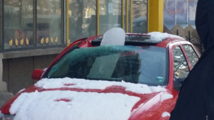 Жена оцеля по чудо след като ледена висулка се заби