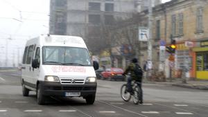 Маршрутка премаза ръката на пешеходец