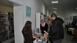 Младежи ГЕРБ дариха книги на библиотеката