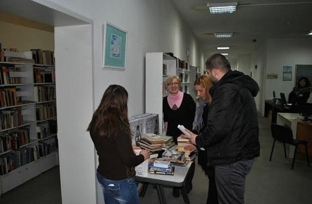Младежи ГЕРБ дариха книги на библиотеката