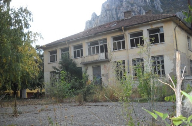 Правят Младежки център в закритото училище „Митрополит Константин“