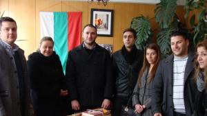 Младежите на ГЕРБ дариха книги на библиотеките в селата Хрищени