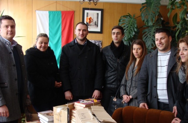 Младежите на ГЕРБ дариха книги на библиотеките в селата Хрищени и Могила