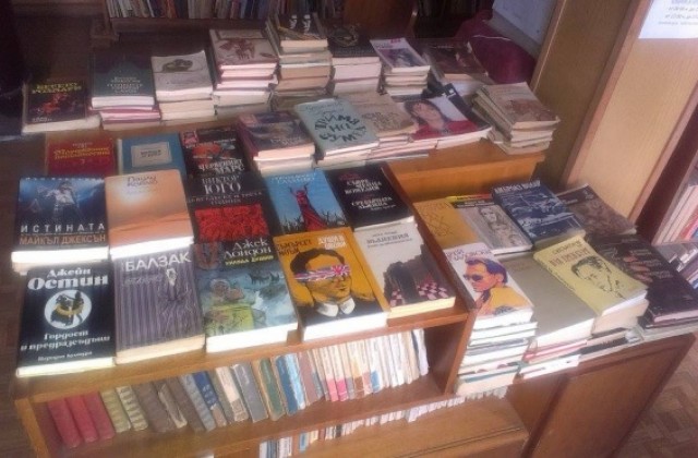 Младежите от ГЕРБ дариха 250 книги на читалищни библиотеки