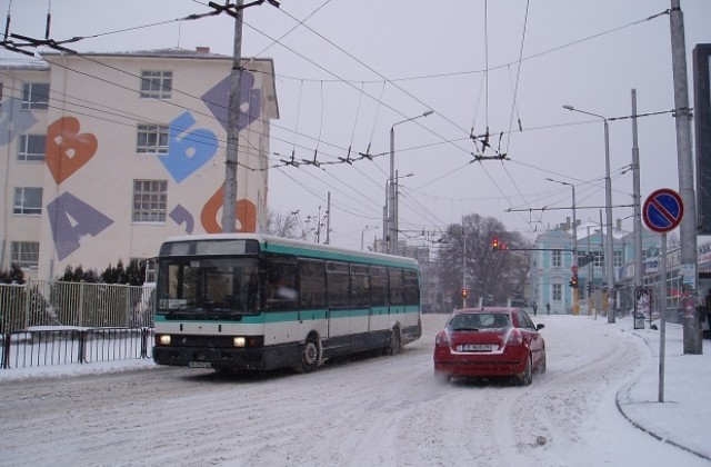 В общината няма места без ток и вода, продължава почистването на улиците
