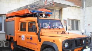 Спасителни групи от пожарната изтеглили два автомобила от преспите