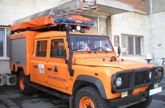 Спасителни групи от пожарната изтеглили два автомобила от преспите