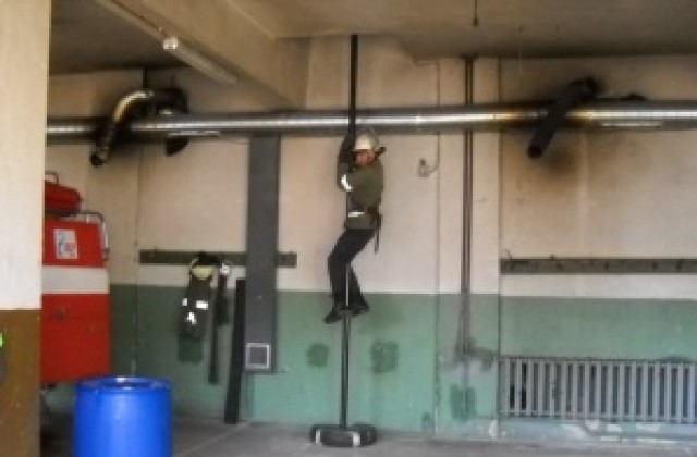 Пожар в къща, друг унищожи 4 електромера