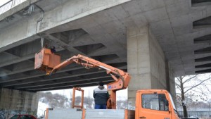 Опесъчават улици и тротоари в Казанлък отстраняват ледени висулки