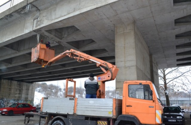 Опесъчават улици и тротоари в Казанлък, отстраняват ледени висулки