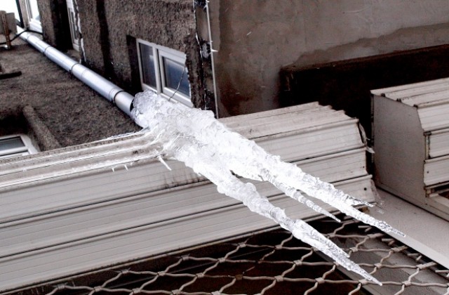 Варненски пожарникари реагираха на 25 сигнала за паднали дървета и ледени висулки