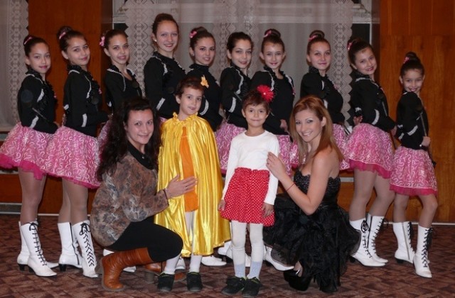 Благотворителен концерт подпомага лечението на сестрички от Стежерово