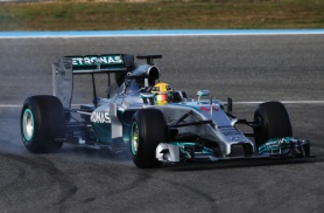 Хамилтън блъсна новия Мерцедес още на първия тест