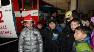 Огнеборци впечатлиха малки ученици