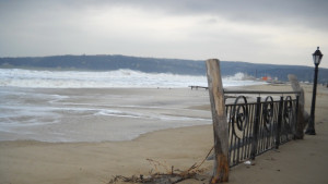 Силният вятър затвори пристанище Варна