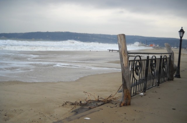 Силният вятър затвори пристанище Варна