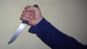 Пиян мъж нахлул с нож в ръка в дома на