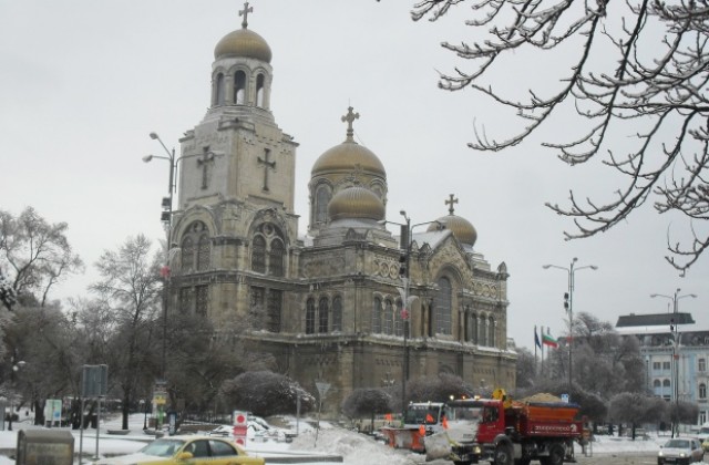Температурите падат рязко, 44 машини в готовност да чистят