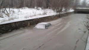 Общината ще постави знаци на участъка в който затъна кола