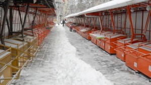 Десетки варненци се потрошиха по заледените улици