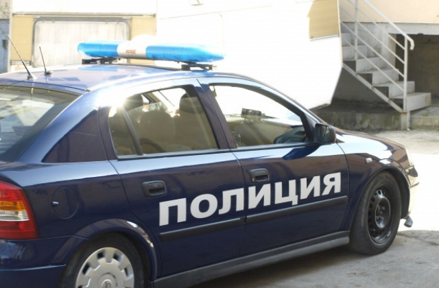 Шофьор отнесе възрастна жена на пешеходна пътека
