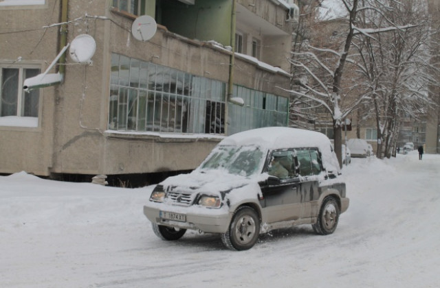 Шест товарни автомобила са закъсали в преспите в Търговищко