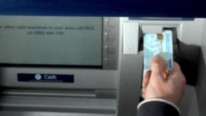 Над 65 000 лв източил банков чиновник от свои клиенти