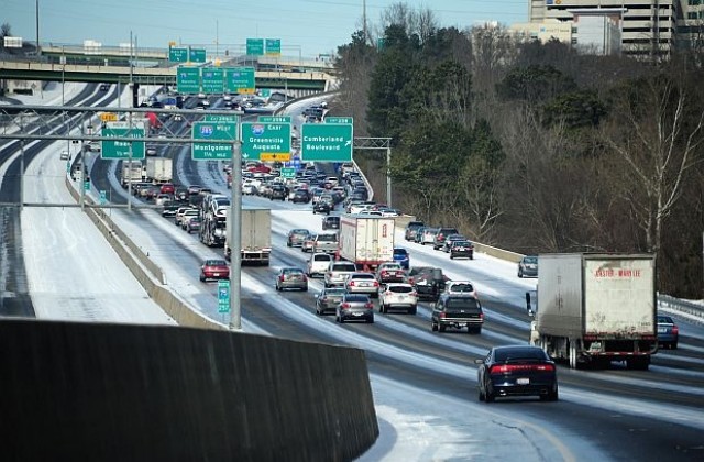Ледена буря превърна Атланта в паркинг, хиляди заседнаха на пътя