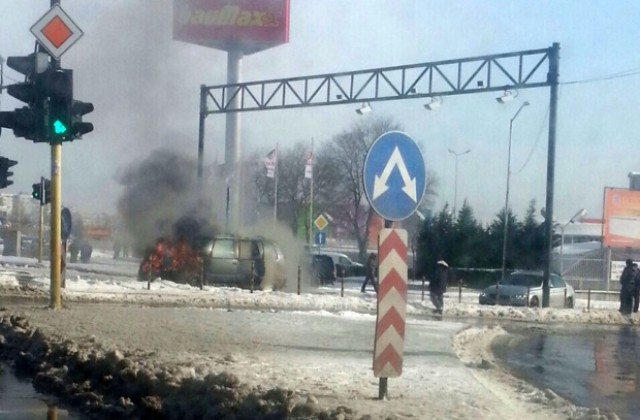 Кола пламна край Двете кули