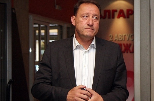 Вдигат заплатите на 7000 служители в армията и военното министерство