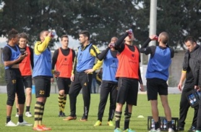 „Канарчетата” отлетяха за Кипър