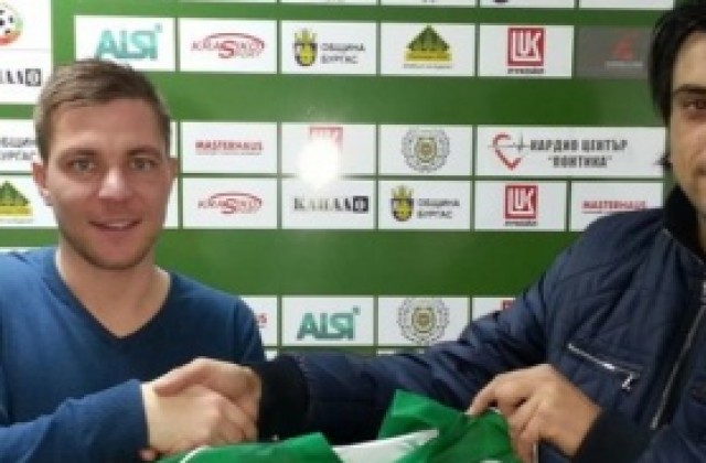 Двама нови подписаха с Нефтохимик