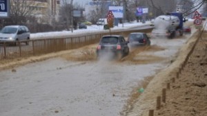 Спукана тръба боядиса варненски булевард в кафяво