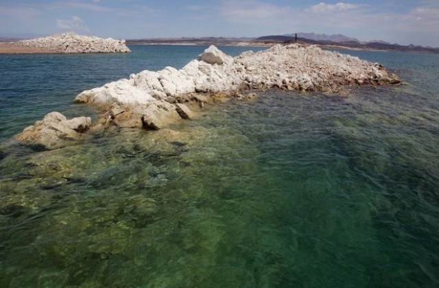 Църква изплува от езеро в Турция