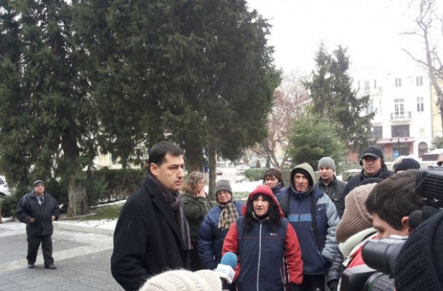 Гонят търговците от Събота пазара, не било работа на кмета да им търси място