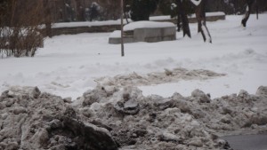 Чистят централните булеварди в Димитровград от купчините сняг