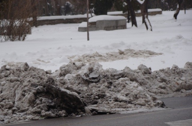 Чистят централните булеварди в Димитровград от купчините сняг