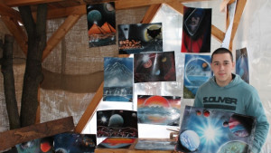 Ученик от Елена рисува със спрей върху гланциран картон