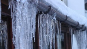 Пожарникари свалят опасен лед от покривите