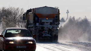 33 машини обработват пътищата във Варненско